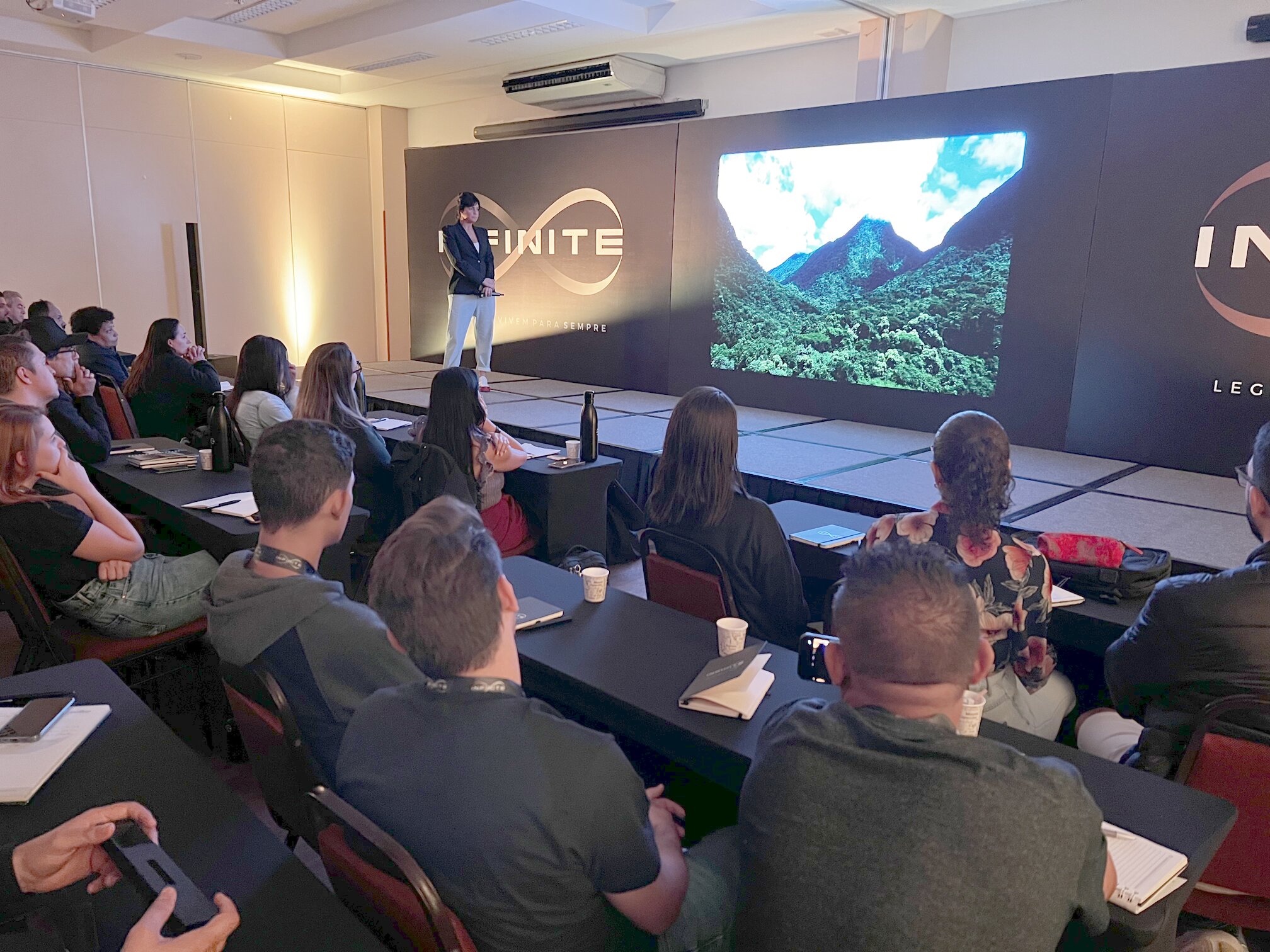 Apresentação no palco com a marca Infinite durante encontro do grupo