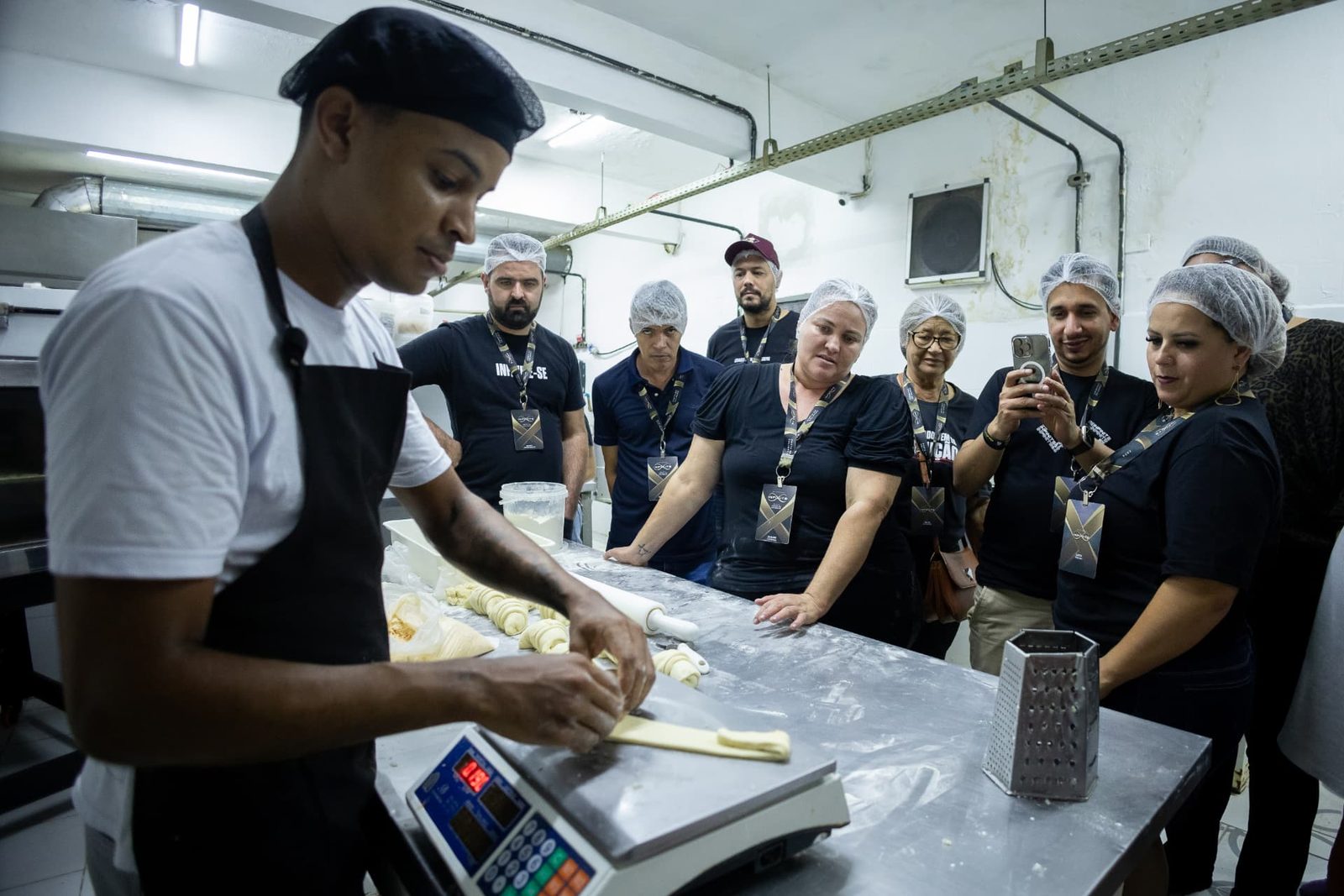 Visita técnica a uma cozinha profissional com membros do Infinite