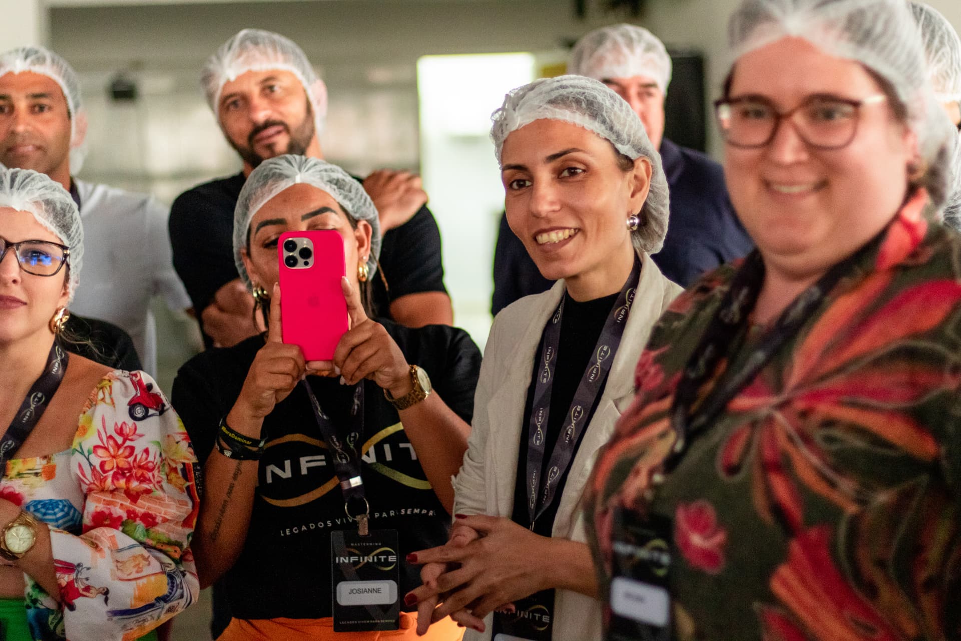 Membros do Infinite com toucas durante visita técnica a uma cozinha