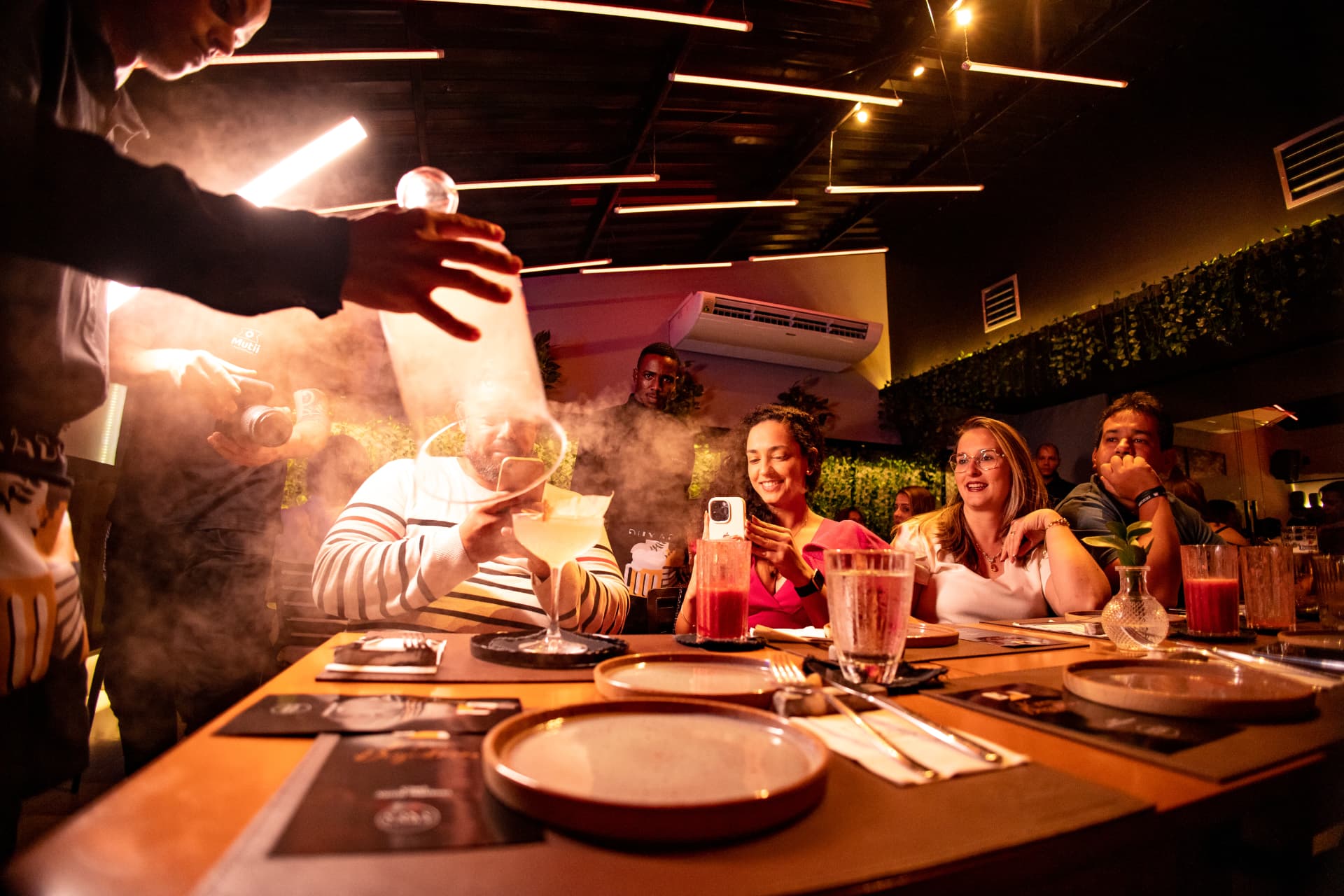 Experiência gastronômica do Infinite: prato com fumaça servido à mesa