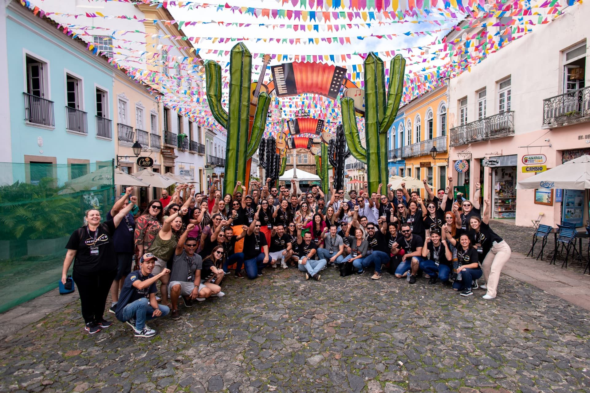 Membros do Infinite reunidos e comemorando nas ruas de Salvador