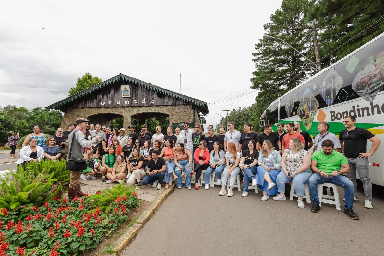 Grupo do Infinite reunido em frente ao portal de Gramado
